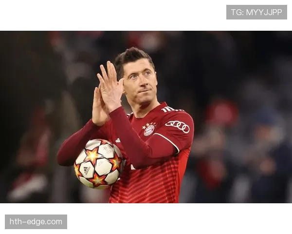 莱万多夫斯基与梅西的表现对比分析，揭示足坛巨星的不同风格与竞争力