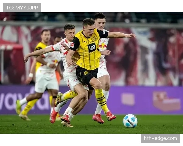 多特防线持续不稳已成球队争冠稳定性考验,表现波动影响赛季走势 多特防线持续不稳已成球队争冠稳定性考验,表现波动影响赛季走势