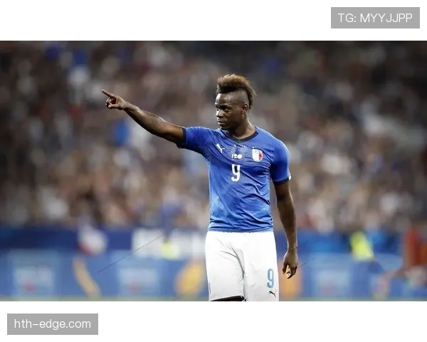 马里奥·巴洛特利穿着能买我房子的球鞋去吃地摊，这生活反差也太绝了